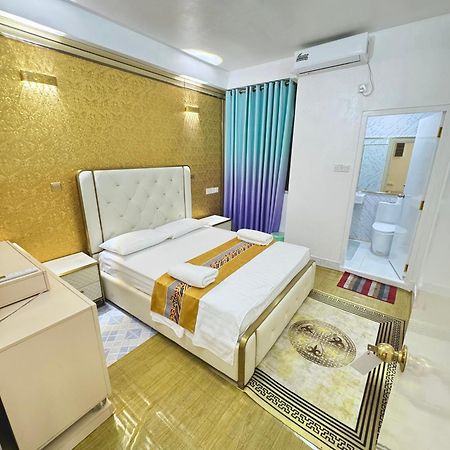Ontrack Travel Apartment Male Bagian luar foto