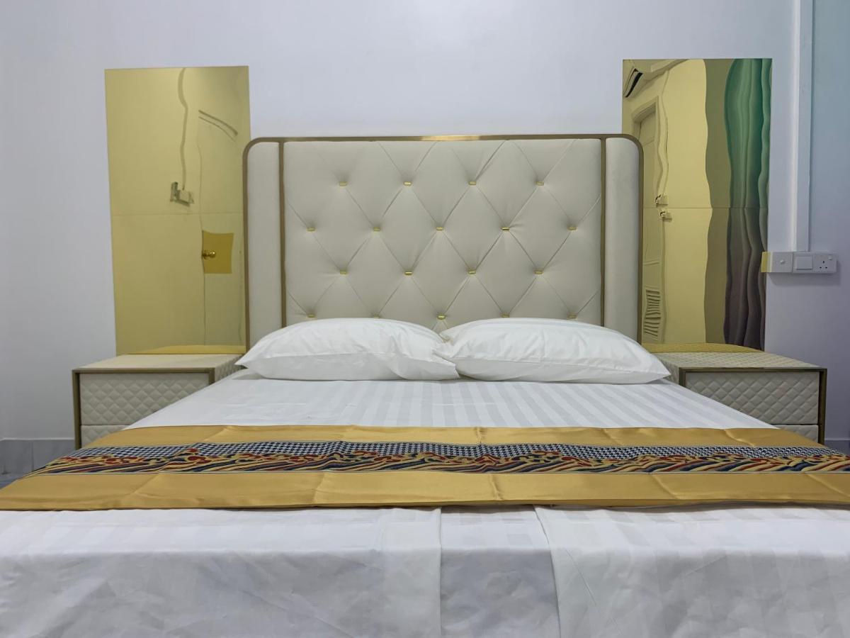 Ontrack Travel Apartment Male Bagian luar foto