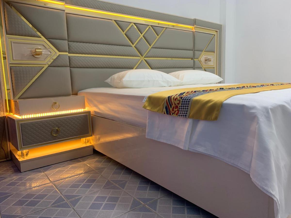 Ontrack Travel Apartment Male Bagian luar foto