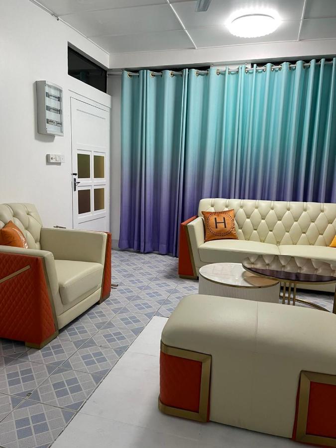 Ontrack Travel Apartment Male Bagian luar foto