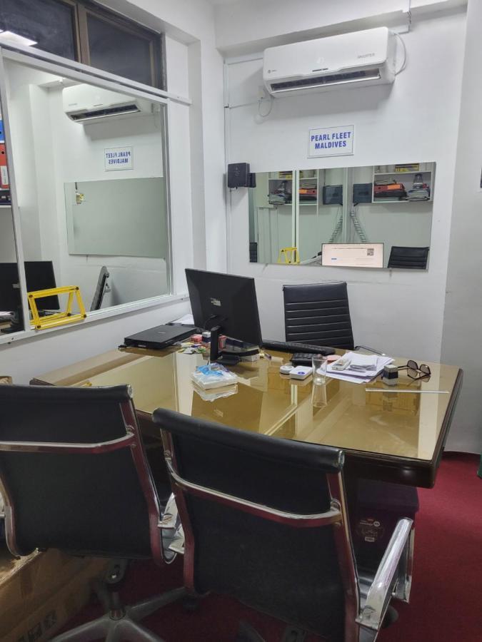Ontrack Travel Apartment Male Bagian luar foto
