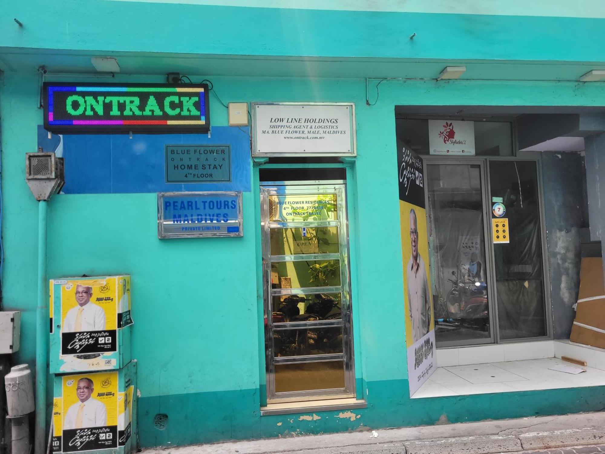 Ontrack Travel Apartment Male Bagian luar foto