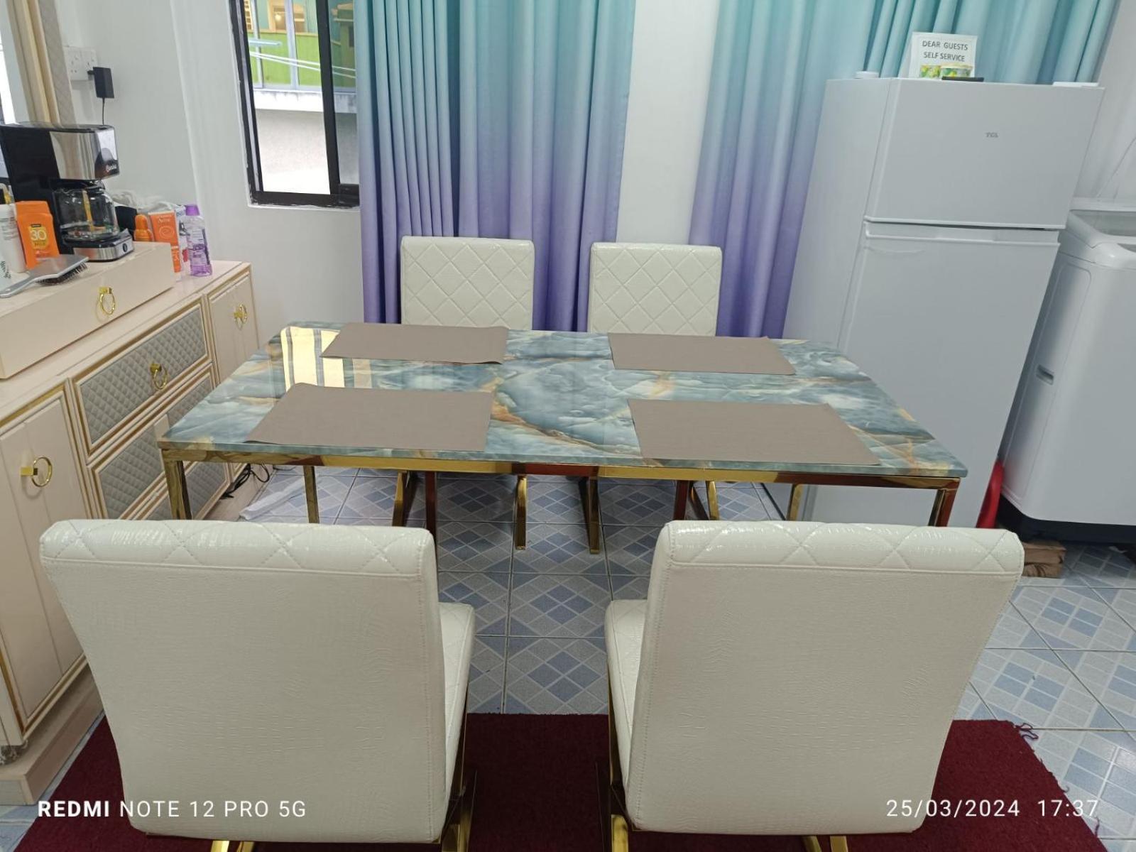 Ontrack Travel Apartment Male Bagian luar foto