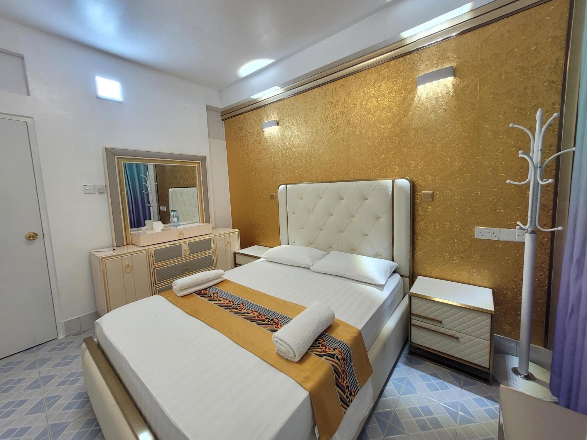Ontrack Travel Apartment Male Bagian luar foto