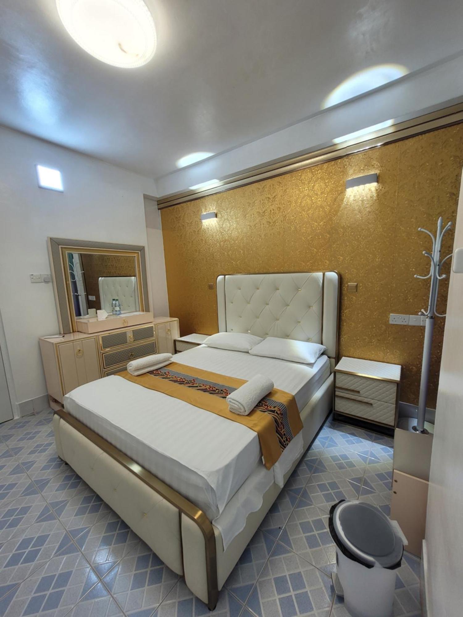 Ontrack Travel Apartment Male Bagian luar foto