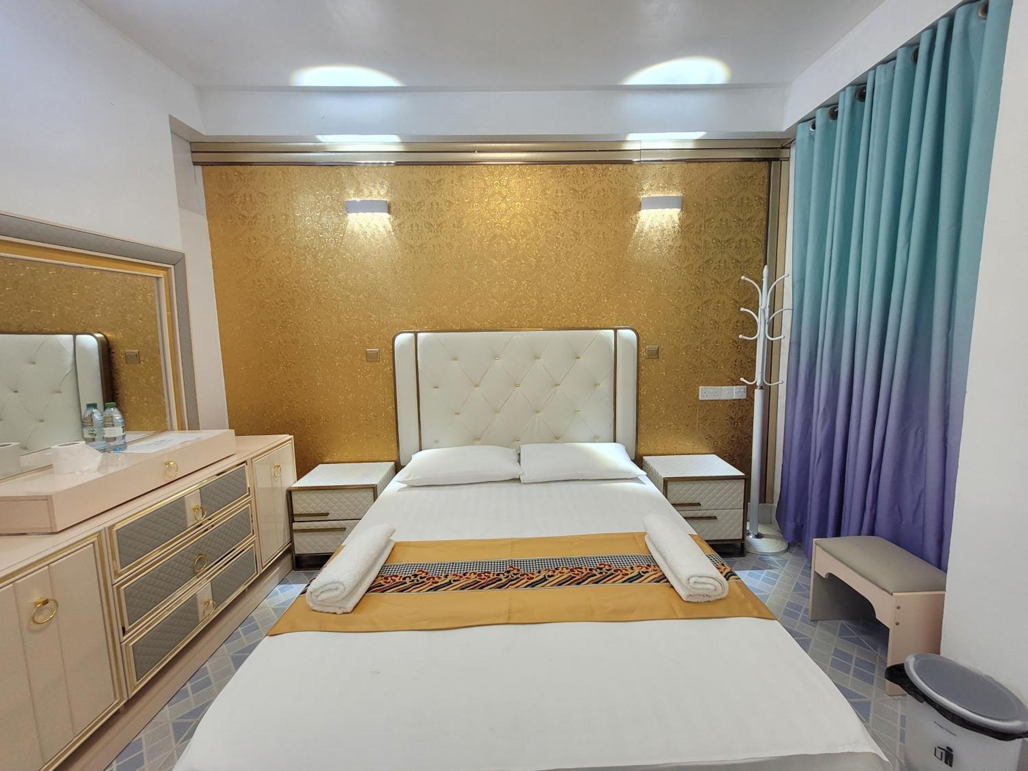 Ontrack Travel Apartment Male Bagian luar foto