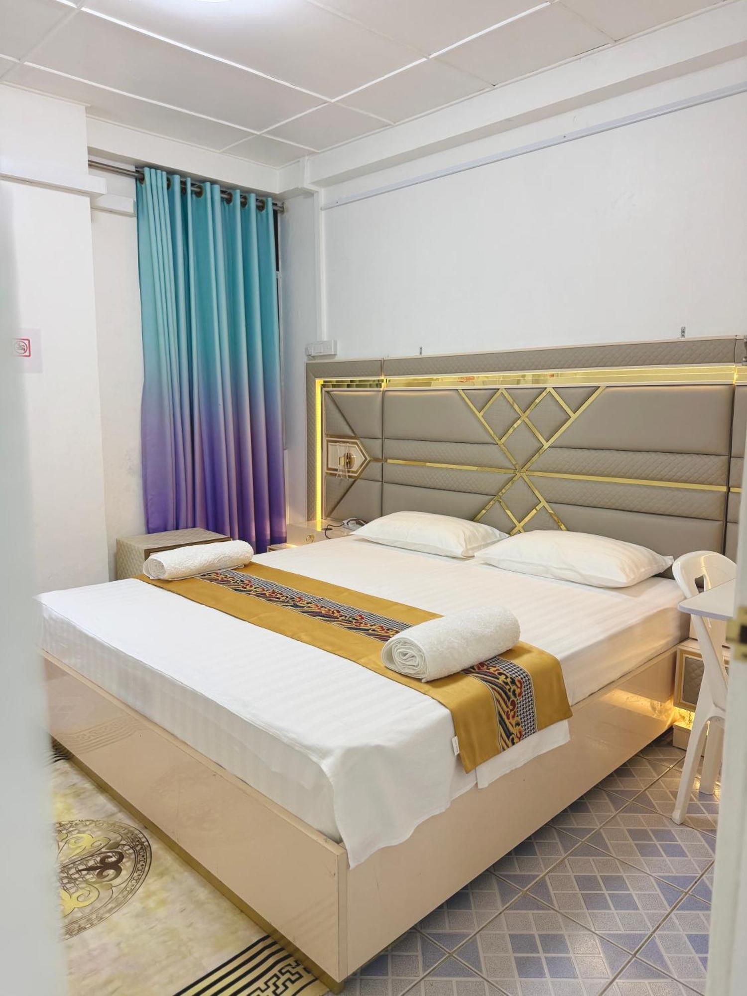 Ontrack Travel Apartment Male Bagian luar foto