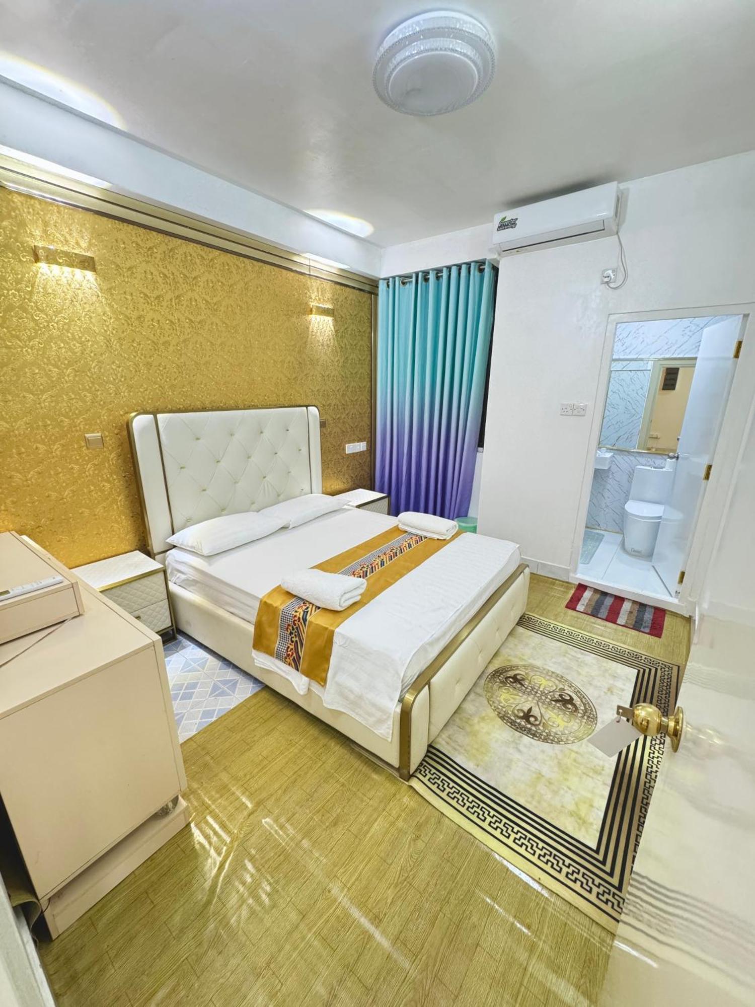 Ontrack Travel Apartment Male Bagian luar foto